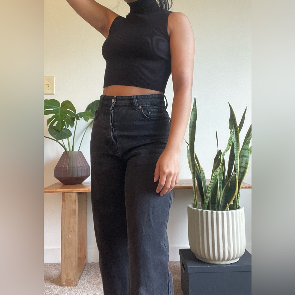 Sleeveless high neck crop top. Model 5’0”- 110lbs for reference